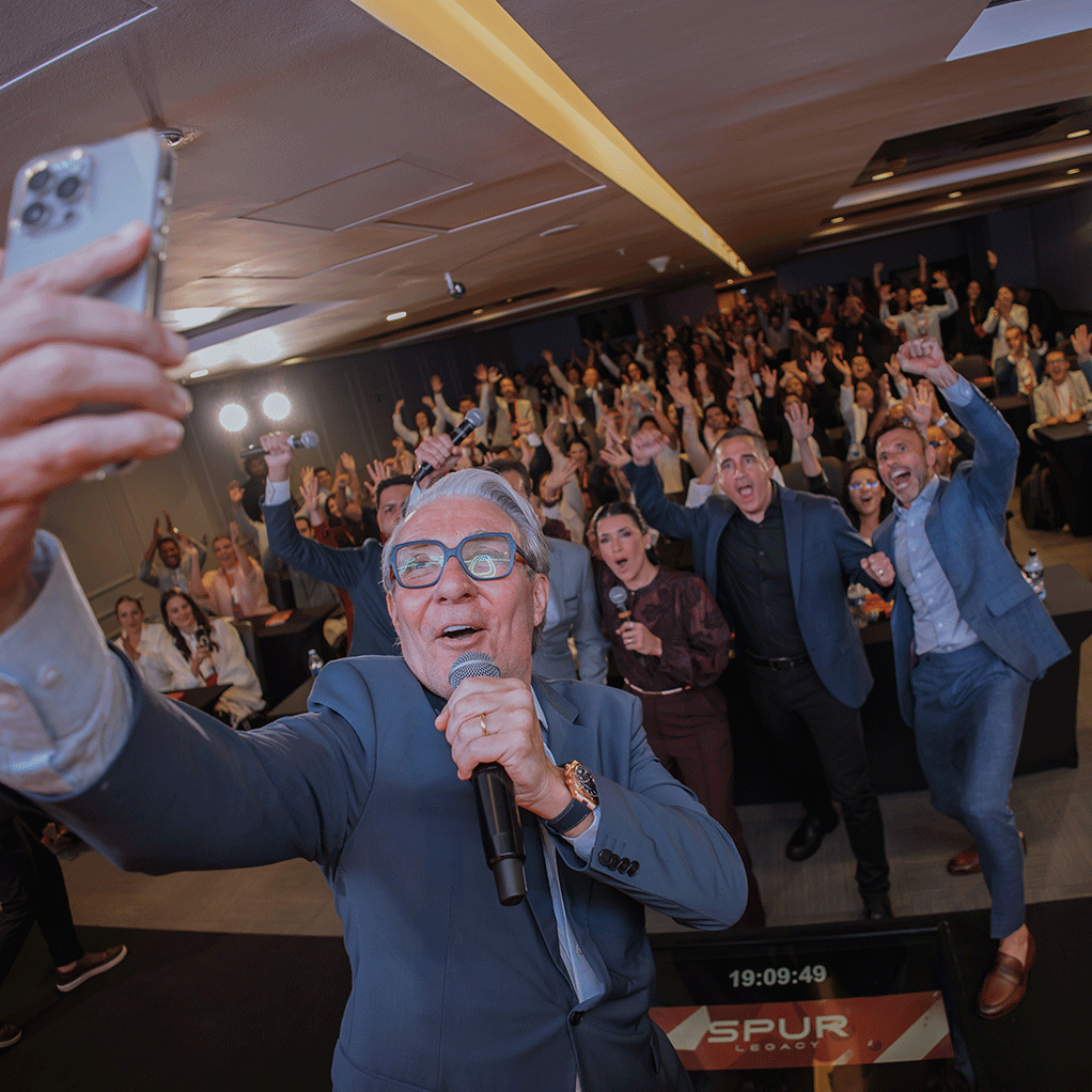 Mário Magalhães tirando selfie com os alunos do SPUR no SPUR Legacy — alunos com braços levantados
